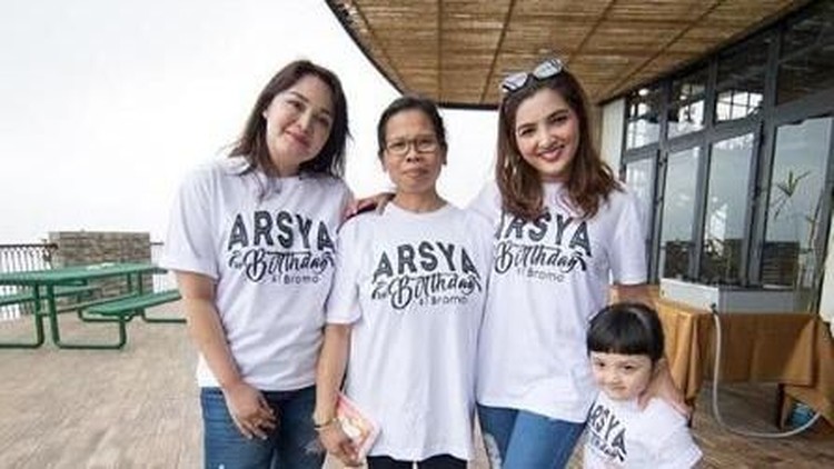 Suwarsih berjanji akan terus mengabdi pada keluarga Anang dan Ashanty hingga tak kuat lagi bekerja. Simak kebaikan keluarga mereka yuk, Bun.