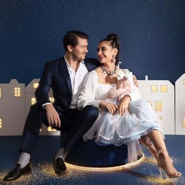 <p>Suka cita Natal juga dirasakan keluarga Marissa L Nasution. Babby Alaia Moana nampak tertidur pulas di pangkuan sang mama (Foto: Instagram @marissaln)</p>