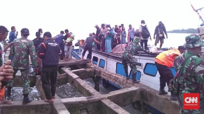 Ratusan warga di pulau Sebesi dan Sebuku dievakuasi dengan empat kapal ke Kalianda Lampung karena aktivitas Gunung Anak Krakatau yang masih belum stabil.