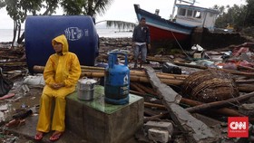Sejumlah Pedagang Pasar Labuan Mulai Berjualan Pascatsunami