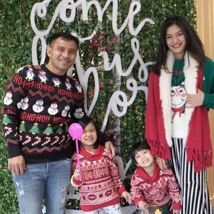 <p>Keluarga Judika dan Duma Riris Silalahi memilih merayakan Natal di Hong Kong. Pantas saja mereka memakai baju hangat semua ya, Bun. (Foto: Instagram @jud1ka)</p>