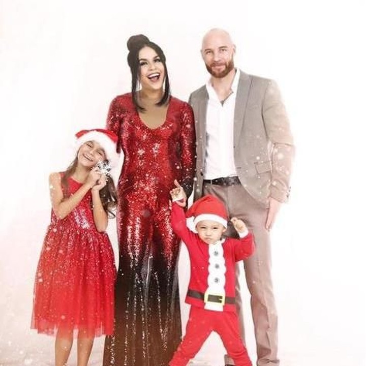 <p>Wow...Super meriah nih foto Natal keluarga Melaney Ricardo dan Tyson Lynch. Mama Mel dan Kakak Chloe pakai baju merah bernuansa bling-bling. Sedangkan Courage Jordan Lynch memakai kostum Santa Claus. (Foto: Instagram @melaney_ricardo)</p>