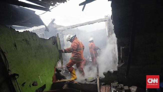 Pemilik pabrik korek api, menurut polisi, tidak berada di lokasi kebakaran. Pemilik pabrik, menurut saksi mata, mengunci pintu pabrik itu saat kebakaran.