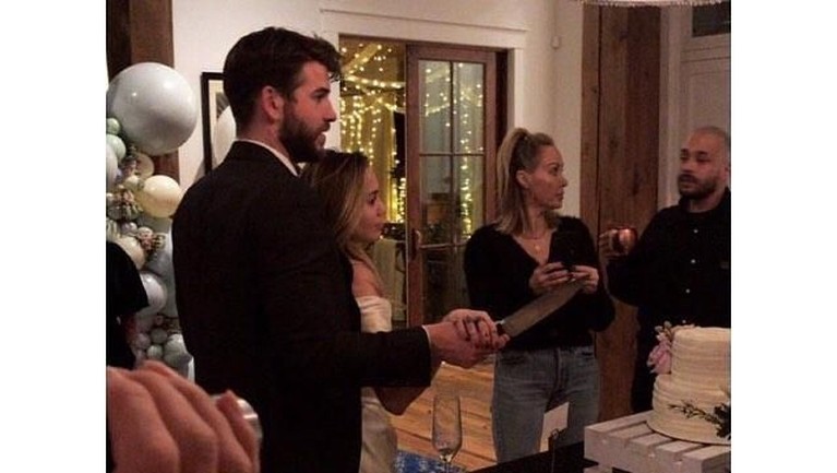 Perceraian antara Liam Hemsworth dan Miley Cyrus yang menggemparkan banyak oranng. Berikut fakta tentang perceraian mereka versi Insertlive.