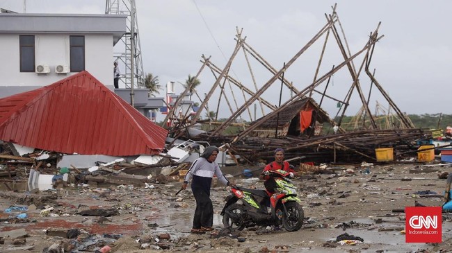 Relawan FPI menjadi yang paling awal melakukan evakuasi di Kecamatan Sumur, Pandeglang selepas terisolir usai diterjang tsunami Selat Sunda.
