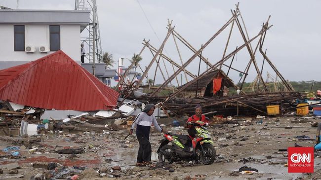 Relawan FPI Ikut Evakuasi Korban Tsunami Selat Sunda Relawan FPI menjadi yang paling awal melakukan evakuasi di Kecamatan Sumur, Pandeglang selepas terisolir usai diterjang tsunami Selat Sunda.