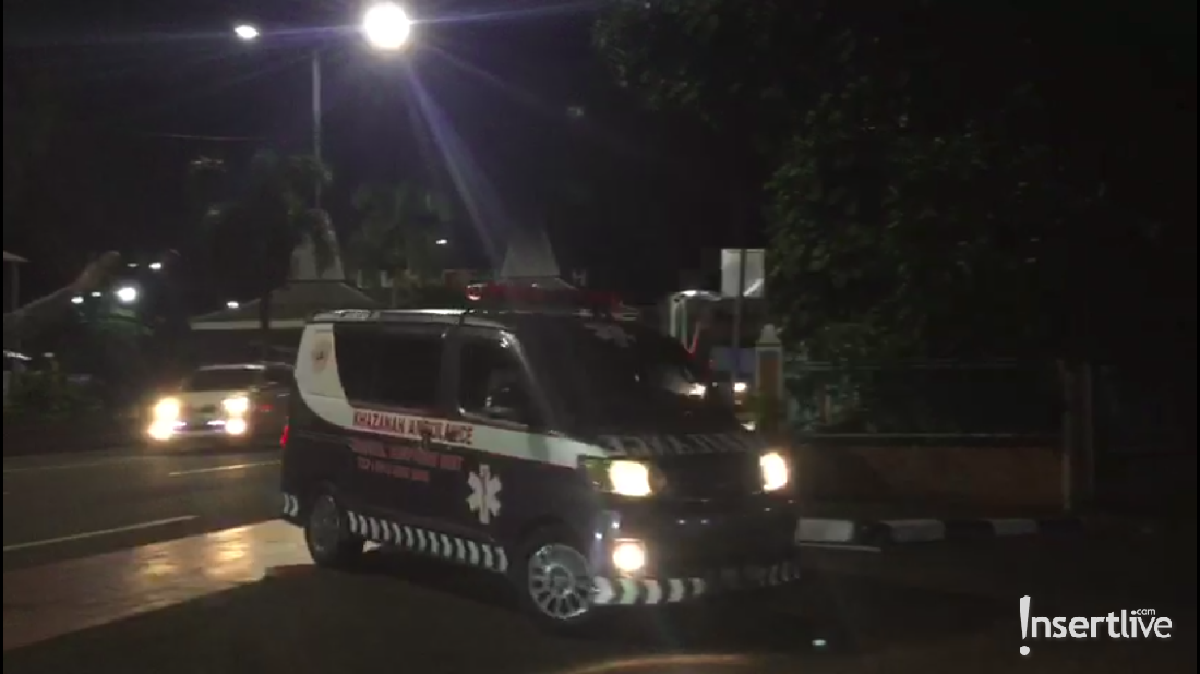 Berikut suasana duka kedatangan jenazah Dylan&comma; korban meninggal tsunami Anyer&comma; Banten&comma; pada Sabtu &lpar;22&sol;12&rpar; malam&period;