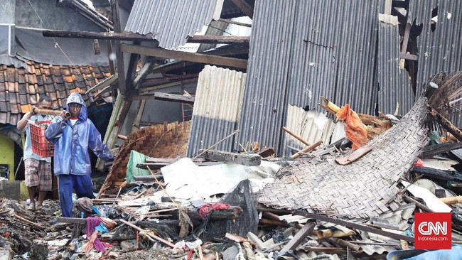 Mu'in, warga kampung nelayan Teluk Labuan, mendapati rumahnya rata dengan tanah akibat diterjang tsunami pada Sabtu malam lalu (22/12).