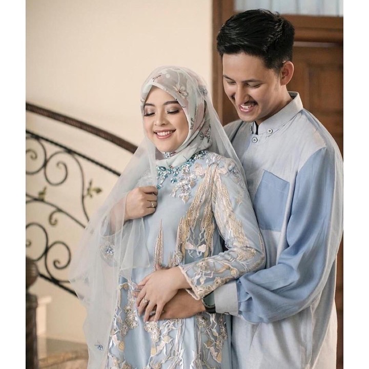 <p>Menggelar acara di rumahnya, Tasya terlihat santun mengenakan pakaian muslim  bernuansa iced blue. Senada dengan sang suami, yang memakai kemeja biru. (Foto: Instagram @ tasyakamila)</p>