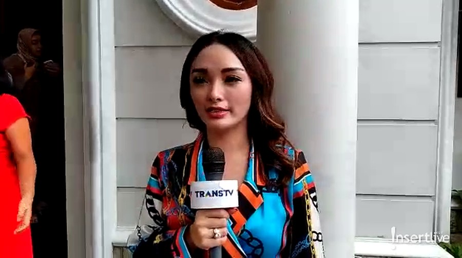 Saat momen pergantian tahun, Zaskia Gotik mengaku akan lebih mendahulukan pekerjaan daripada liburan.