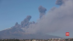 VIDEO: Gunung Etna di Italia Erupsi, Keluarkan Asap Tebal