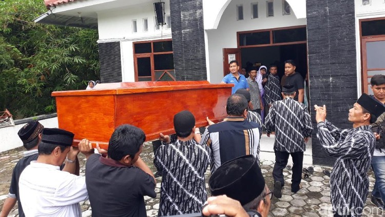 Anak yang mengalami kehilangan orang tua akan menjalani lima fase berikut. Pahami dan bimbing mereka, Bun.