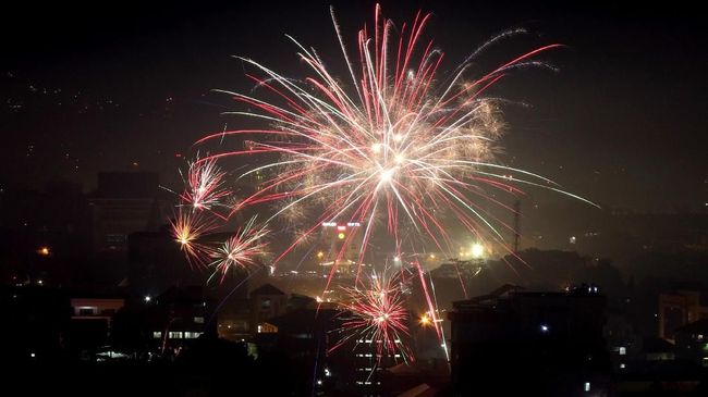 Negara Pertama dan Terakhir yang Merayakan Tahun Baru Kerajaan Tonga adalah negara pertama yang merayakan malam pergantian tahun di dunia, menurut waktu Greenwich.