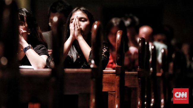 Gereja Katolik memiliki tradisi ]mendedikasikan bulan tertentu untuk berdevosi. Pada bulan Mei ini, gereja Katolik mempersembahkan devosi kepada Bunda Maria.