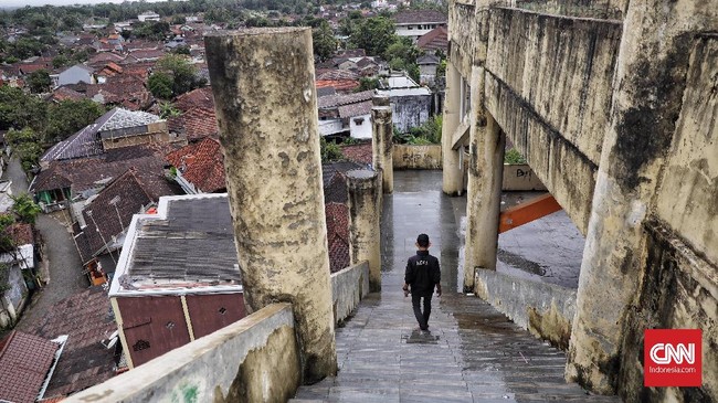 Tsunami dan gempa mengguncang sejumlah wilayah, membuat warga hingga turis yang tengah berlibur menjadi korbannya. Peringatan dini mutlak ada untuk antisipasi.