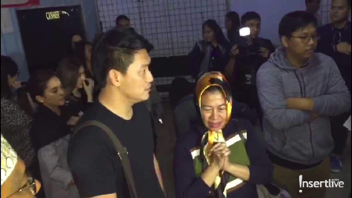 Berikut suasana duka kedatangan jenazah Dylan&comma; korban meninggal tsunami Anyer&comma; Banten&comma; pada Sabtu &lpar;22&sol;12&rpar; malam&period;