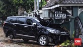 FOTO: Potret Kendaraan Korban Tsunami Selat Sunda Ada banyak kendaraan yang terabadikan kamera kondisinya rusak berat pasca tsunami Selat Sunda pada Sabtu (22/12).