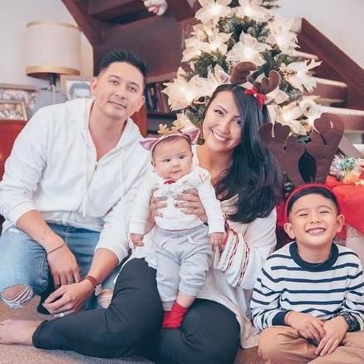 <p>Keluarga Sharena dan Ryan Delon terlihat lebih santai saat foto Natal. Tapi Mama Sharena dan Kakak Ry pakai bando rusa yang menggemaskan lho. (Foto: Instagram @mrssharena)</p>