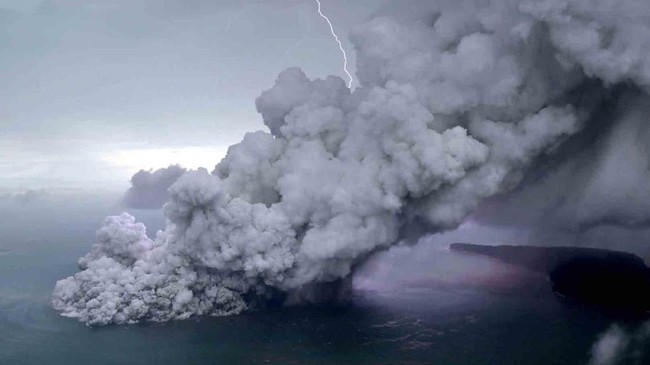 Saat ini sebaran abu vulkanik Anak Krakatau menuju wilayah barat dan barat daya, namun tak menutup peluang pada siang jelang sore nanti akan mengarah ke Banten.