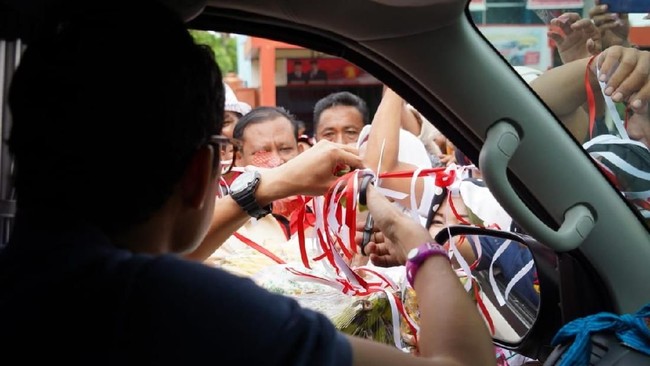 Calon wakil presiden nomor 02 Sandiaga Uno dipaksa meresmikan posko pemenangan pasangan Prabowo-Sandi di Kabupaten Jeneponto, Sulawesi Selatan, Selasa (25/12).