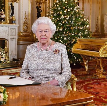 Aturan Kejam Keluarga Inggris, Ratu Elizabeth II Bisa Ambil Hadiah Cucu