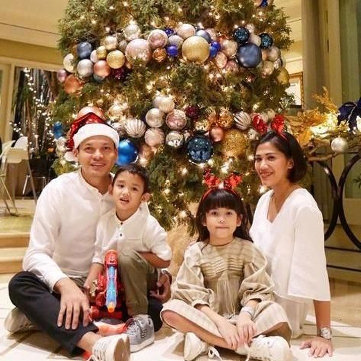 <p>Keluarga Ben Joshua berfoto dengan dresscode putih. Lucu banget Papa Ben pakai topi Santa Claus, sedangkan Mama Nura dan Kakak Maika memakai bando rusa. (Foto: Instagram @benjoshua_r)</p>