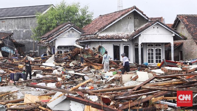 BNPB memperkirakan tinggi tsunami yang menyapu pesisir Kabupaten Pandeglang pada 22 Desember lalu mencapai lebih dari lima meter.