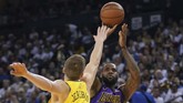 FOTO: Kemenangan Mahal Lakers di Hari Natal, LeBron Cedera LA Lakers mendapat kado kemenangan mahal pada laga perayaan Natal usai mengalahkan Golden State Warriors 127-101 dan LeBron James mengalami cedera.
