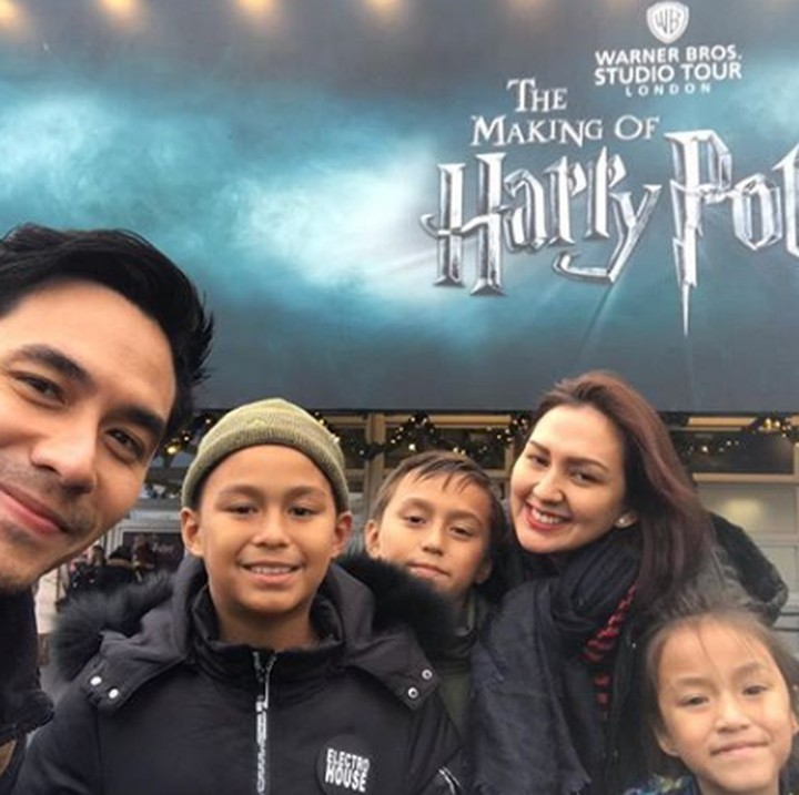 <p>Sebelum masuk ke studio Harry Potter, Darius menyempatkan diri untuk wefie bareng, nih.(Foto: Instagram @ darius_sinathrya)</p>