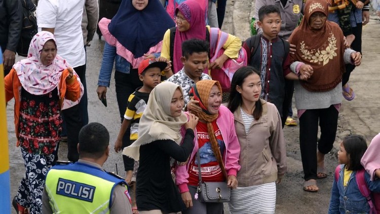 Belum pulih kondisi para korban tsunami Selat Sunda. Mengapa lahan yang porak poranda itu dijadikan tempat wisata?