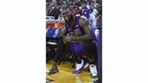 FOTO: Kemenangan Mahal Lakers di Hari Natal, LeBron Cedera LA Lakers mendapat kado kemenangan mahal pada laga perayaan Natal usai mengalahkan Golden State Warriors 127-101 dan LeBron James mengalami cedera.