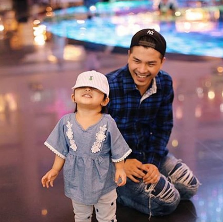 <p>Ada-ada saja deh tingkah si kecil Natusha yang menggelitik perut. Sepertinya topi Natusha kebesaran ya? He-he-he. Dokumentasi: @dartjong (Foto: Instagram @ glennalinskie)</p>