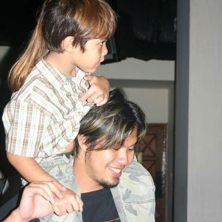 <p>Wow! Gaya rambutnya El <em>rocker</em> abis nih kayak sang ayah. Ia menulis di keterangan fotonya, "Best DAD in the world!". <em>Sweet</em> banget! (Foto: Instagram @elelrumi)</p>