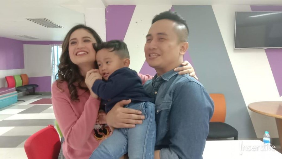 Cara Sederhana Denny Darko dan Keluarga Rayakan Tahun Baru Denny Darko mengungkap cara sederhananya bersama keluarga merayakan Tahun Baru.
