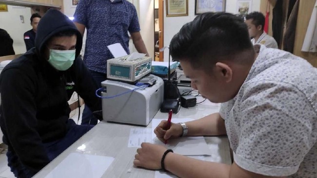 Pesinetron Steve Emmanuel ditangkap terkait dugaan penyelundupan narkoba di lobi salah satu kondomium kawasan Mampang Prapatan, Jakarta Selatan.