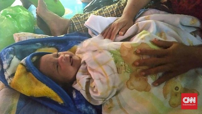 Bayi perempuan berusia 1 bulan yang diberi nama Novalika Azkia Putri berhasil selamat walau sempat terperangkap di bawah runtuhan rumah selama 11 jam.