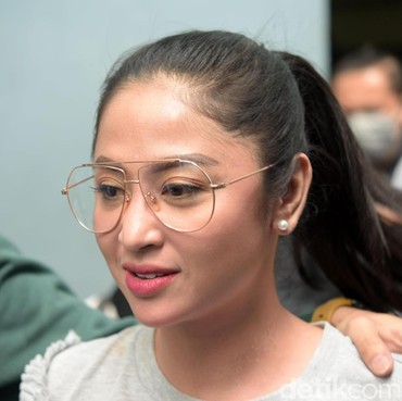 Dewi Perssik Pajang Foto Pernikahan dengan Saipul Jamil, Ada Apa Nih?