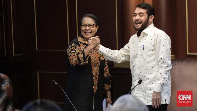 Menteri PPPA Yohana Yembise mengatakan akan melakukan pendekatan kepada parlemen dan masyarakat adat perihal batas usia perkawinan.