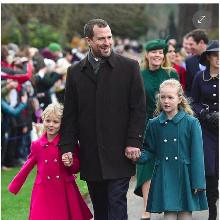 <p>Savanah dan Isla, yang sering bermain bareng Pangeran George dan Putri Charlotte, datang juga bersama sang ayah, Peter Philips. (Foto: Istimewa)</p>