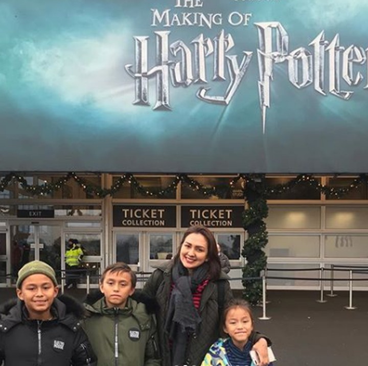 <p>Asyik ya bisa mengunjungi studio Harry Potter, kira-kira berapa ya tiketnya? (Foto: Instagram @ darius_sinathrya)</p>