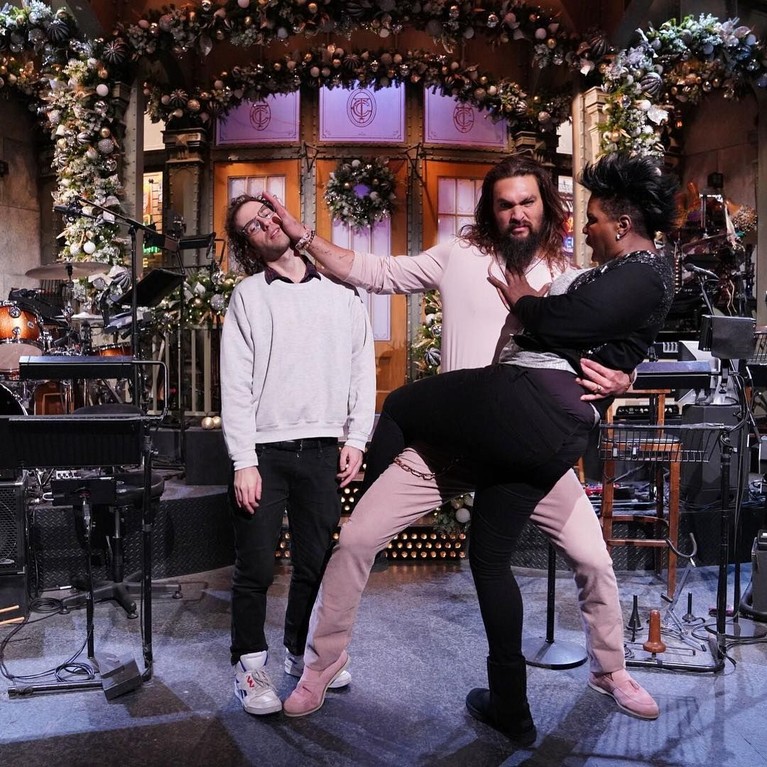 Dikenal dengan penampilan sangarnya, Jason Momoa ternyata memiliki sisi yang unik dan tidak terbayangkan juga loh, Insertizen. Yuk, intip enam foto unik Momoa.