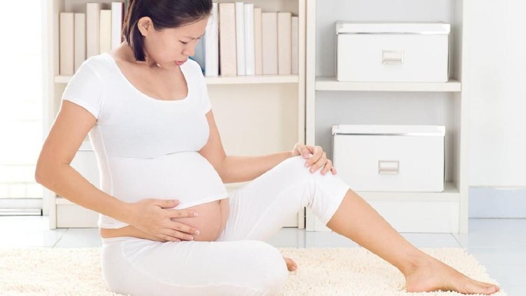 Janin yang tumbuh berukuran lebih kecil dari normal atau disebut Intrauterine Growth Restriction (IUGR) terjadi karena beberapa faktor. Kenali ciri-cirinya.