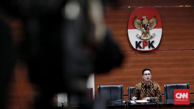 KPK menjerat pejabat imigrasi di NTB dalam OTT terkait suap pengurusan izin tinggal turis di lokasi itu dengan nilai suap Rp1 miliar.