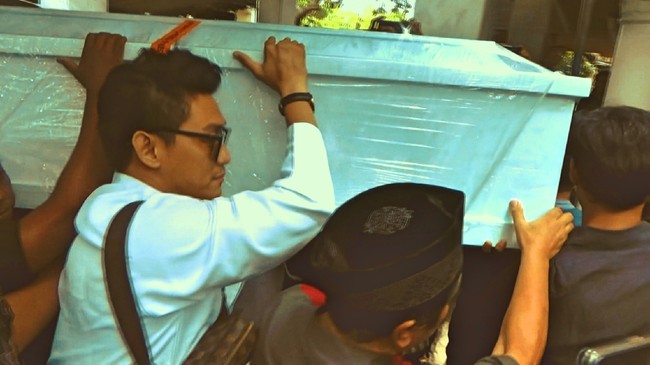 Jenazah Istri Ifan Seventeen, Dylan, Tiba di Ponorogo