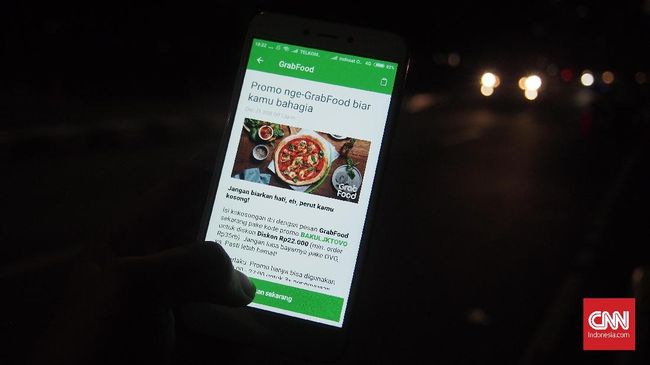 Grab sedang menawarkan diskon Rp15 ribu untuk minimal pemesanan Rp20 ribu menggunakan kode promo GFJKTOKE.