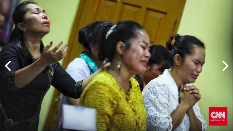 Meski belum pulih usai tertimpa bencana, para jemaat ini tetap khidmat dalam menjalani ibadah saat Natal.