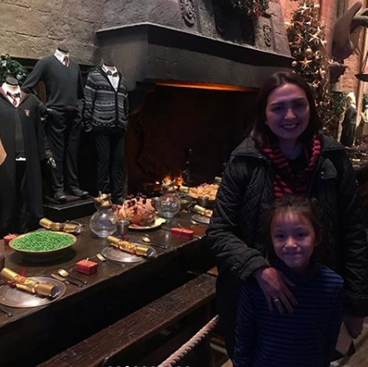<p>Masuk ke dalam studio, tidak lupa untuk mengabadikan momen disana. Banyak barang-barang khas Harry Potter yang menarik untuk dilihat, Bun. Semoga Natal tahun ini memberikan kedamaian dan keberkahan untuk mereka semua ya. (Foto: Instagram @ darius_sinathrya)</p>