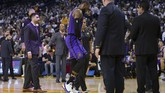 FOTO: Kemenangan Mahal Lakers di Hari Natal, LeBron Cedera LA Lakers mendapat kado kemenangan mahal pada laga perayaan Natal usai mengalahkan Golden State Warriors 127-101 dan LeBron James mengalami cedera.