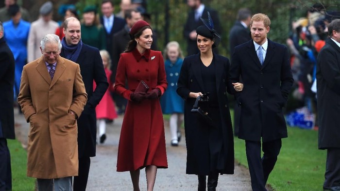 KING'S LYNN, ENGLAND - DECEMBER 25: Catherine, Duchess of Cambridge greets well wishers as she attend Christmas Day Church service at Church of St Mary Magdalene on the Sandringham estate on December 25, 2018 in King's Lynn, England. (Photo by Stephen Pond/Getty Images)