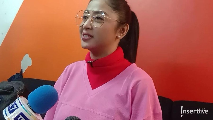 Honor Berlipat, Dewi Perssik Ambil Job Tahun Baru Dewi Perssik rela mengambil job Tahun Baru karena honor yang didapatnya bisa sampai dua kali lipat.
